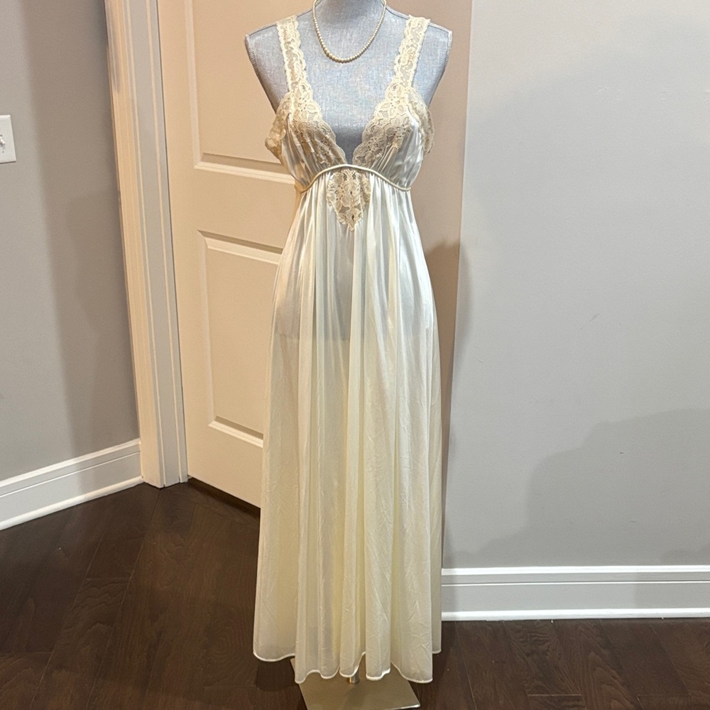 Vintage Kayser Elegant Cream Lace Nightgown size medium